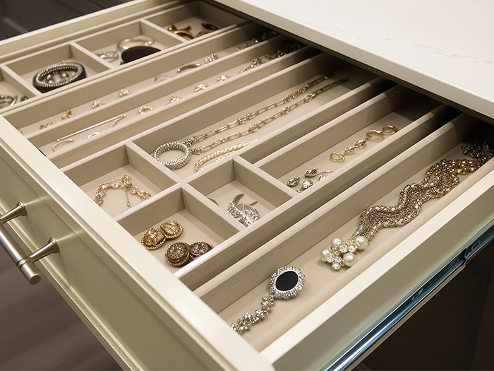 Un tiroir avec séparateurs pour les bijoux.